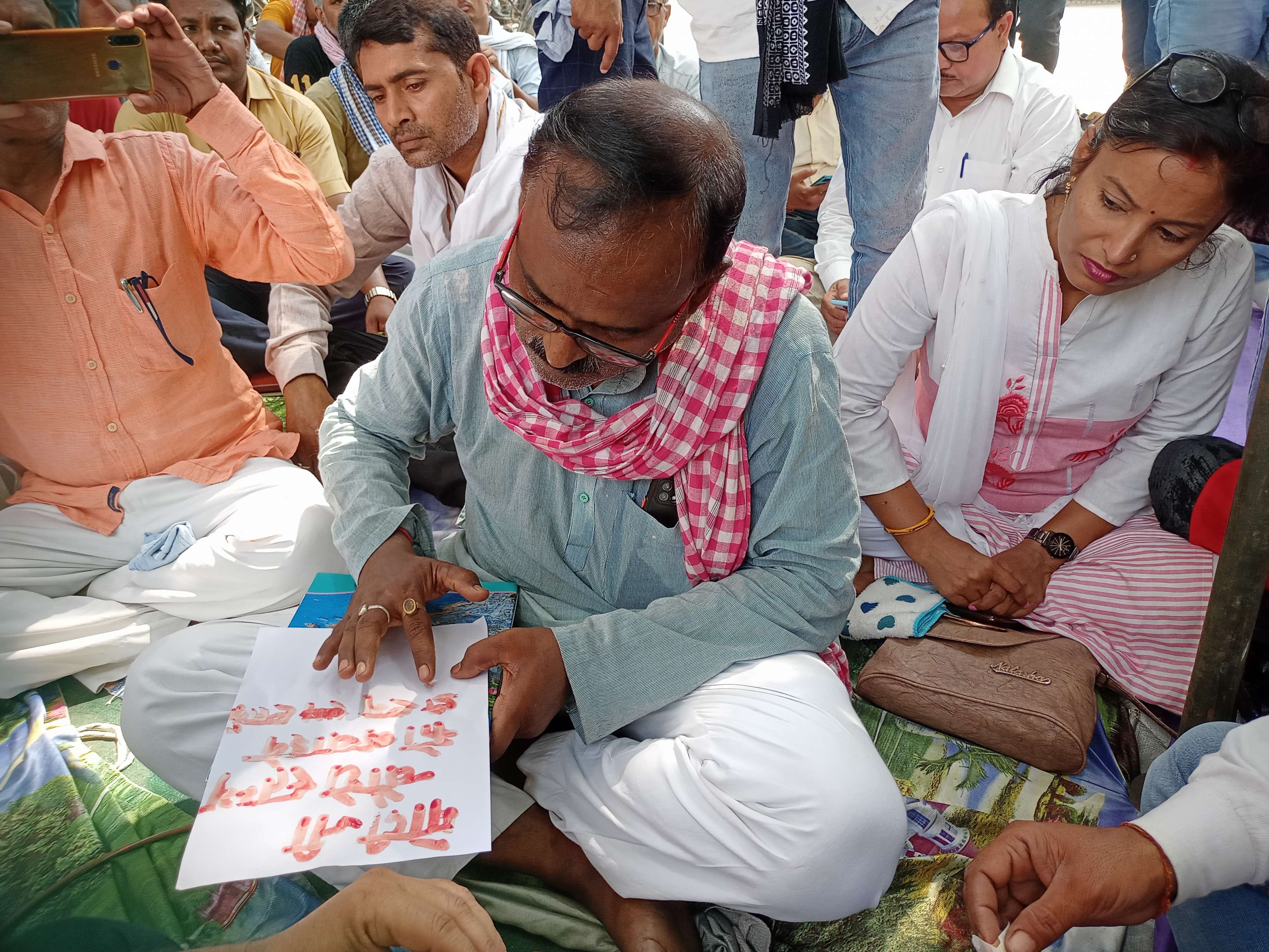 पत्रकारों की रिहाई की मांग को लेकर कलेक्ट्रेट परिसर में चल रहे क्रमिक अनशन के दौरान प्रधानमंत्र? पत्रकारों की रिहाई की मांग को लेकर कलेक्ट्रेट परिसर में चल रहे क्रमिक अनशन के दौरान प्रधानमंत्र?