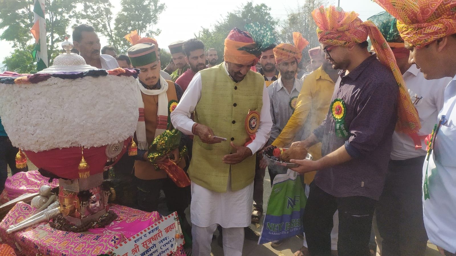 पधर किसान मेला के समापन दौरान देव सूत्रधारी ब्रह्मा की पूजा अर्चना कर नजराना भेंट करते विधायक जव?