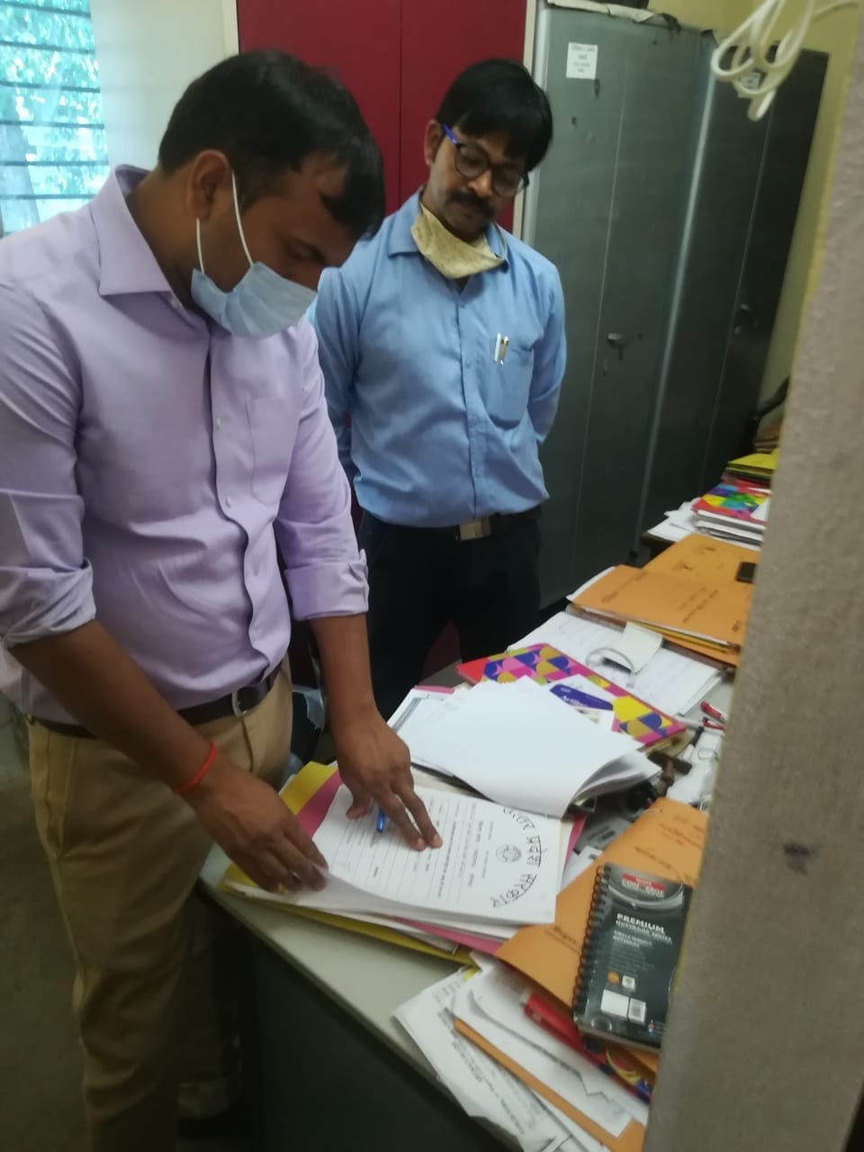 राबर्ट्सगंज ब्लॉक कार्यालय का निरीक्षण करते डीएम चंद्र विजय सिंह। राबर्ट्सगंज ब्लॉक कार्यालय का निरीक्षण करते डीएम चंद्र विजय सिंह।