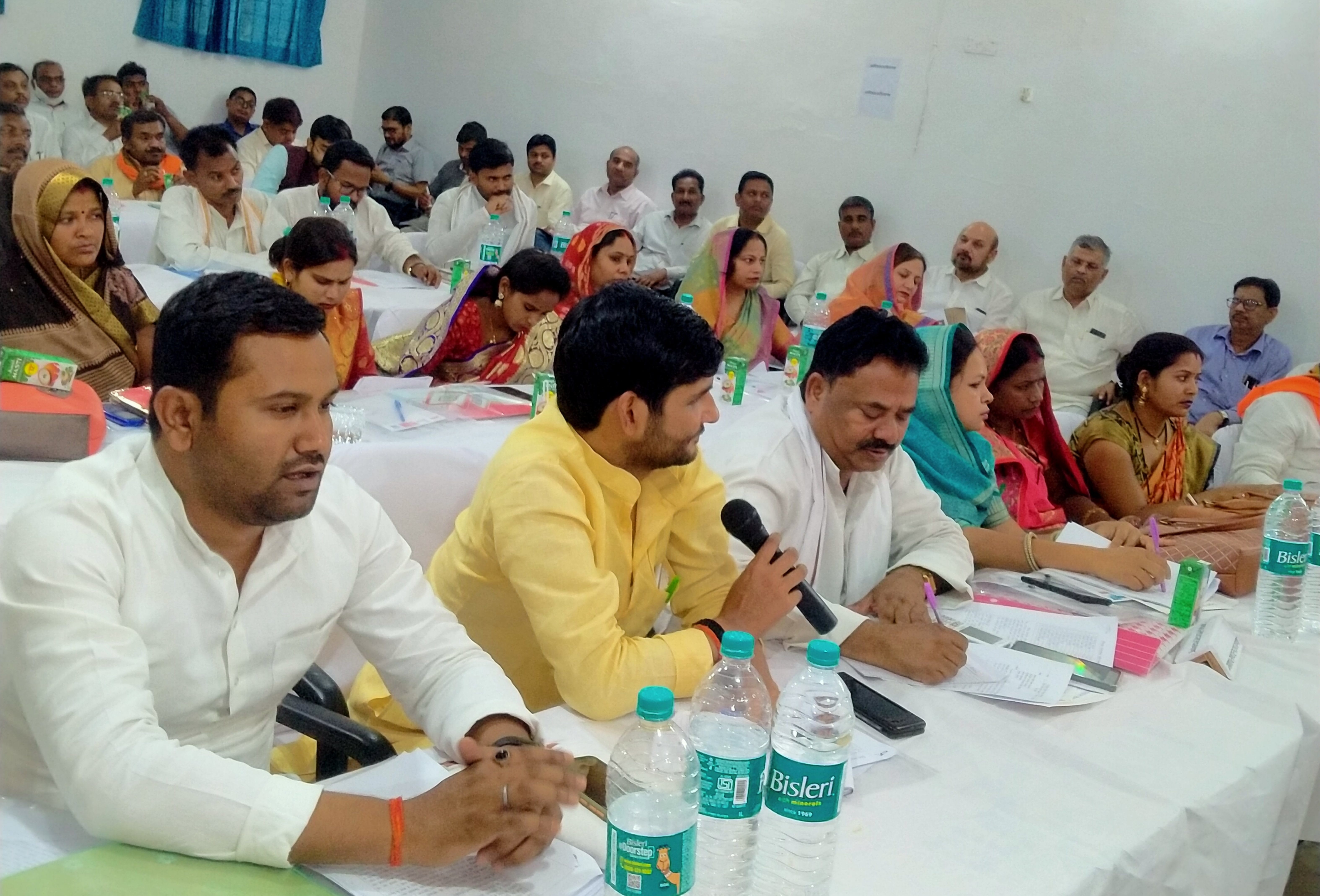 राबर्ट्सगंज जिला पंचायत कार्यालय में बोर्ड की बैठक में शामिल जिला पंचायत सदस्य। राबर्ट्सगंज जिला पंचायत कार्यालय में बोर्ड की बैठक में शामिल जिला पंचायत सदस्य।