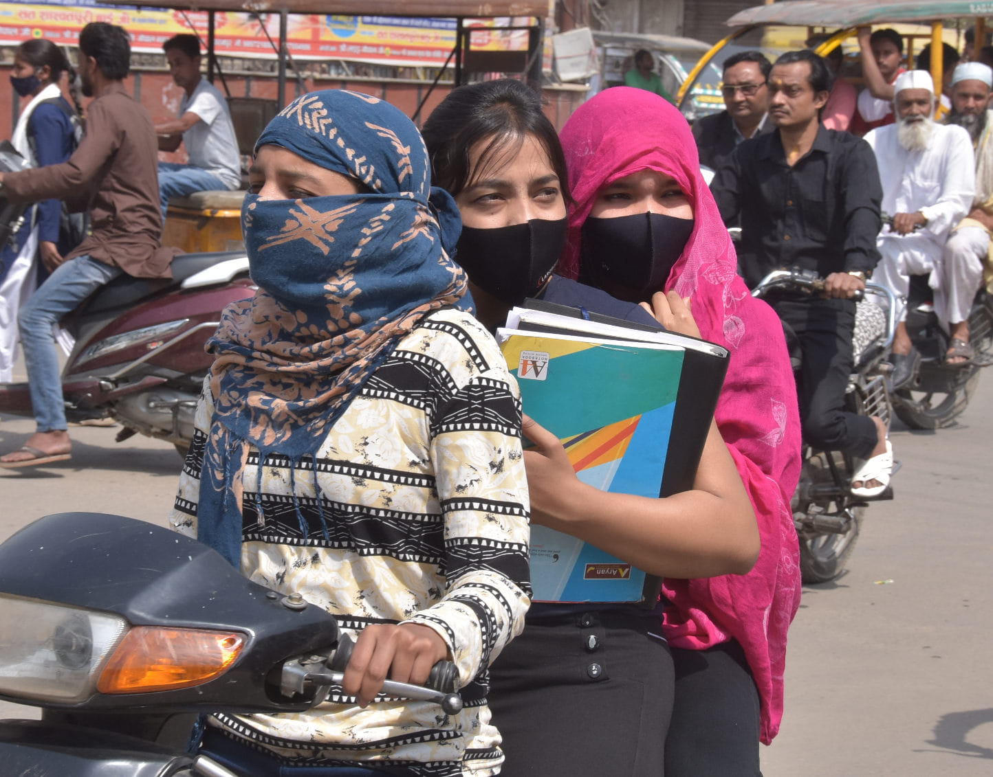 सहारनपुर में बढ़ते तापमान और चलती गर्म हवाओ के चलते घंटाघर से स्कूटी पर चेहरा ढाककर जाती युवतिया?