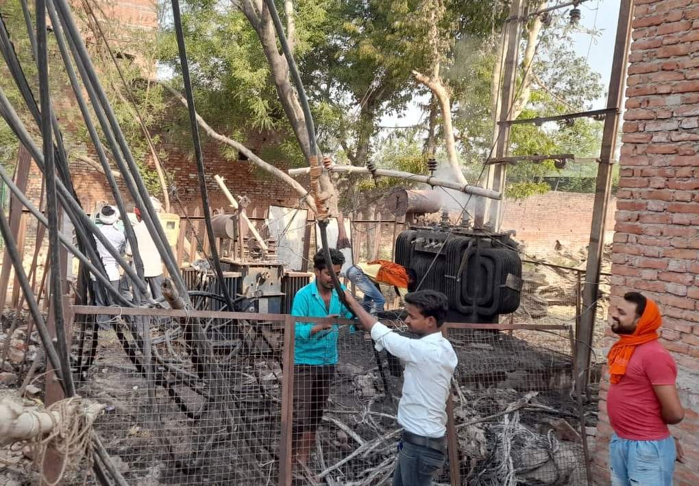 सुरियावां नगर में जले पावर ट्रांसफार्मर से केबिल खोलते लाइनमैन। संवाद सुरियावां नगर में जले पावर ट्रांसफार्मर से केबिल खोलते लाइनमैन। संवाद