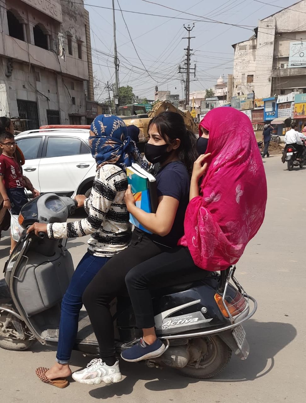 सड़क सुरक्षा सप्ताह:- घंटाघर पर ही एक एक्टिवा पर सवार तीन युवतियां सड़क सुरक्षा सप्ताह:- घंटाघर पर ही एक एक्टिवा पर सवार तीन युवतियां