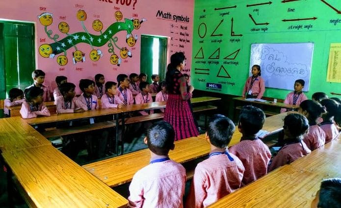०ोटो-24-गणित के सिम्बल से सजे मैथ क्लास में पढ़ते बच्चे