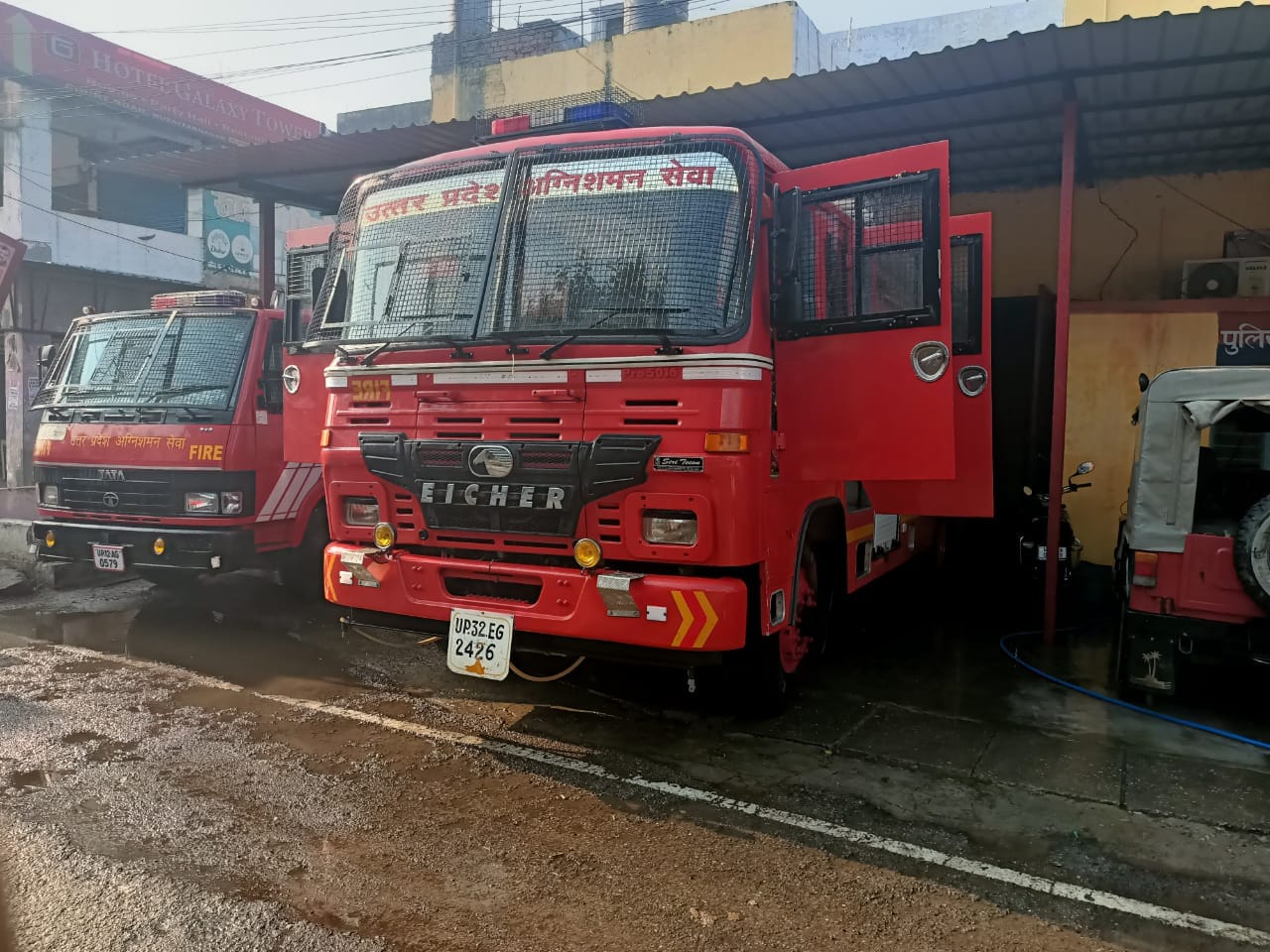 दमकल विभाग के कार्यालय में खड़ी गाड़ियां
