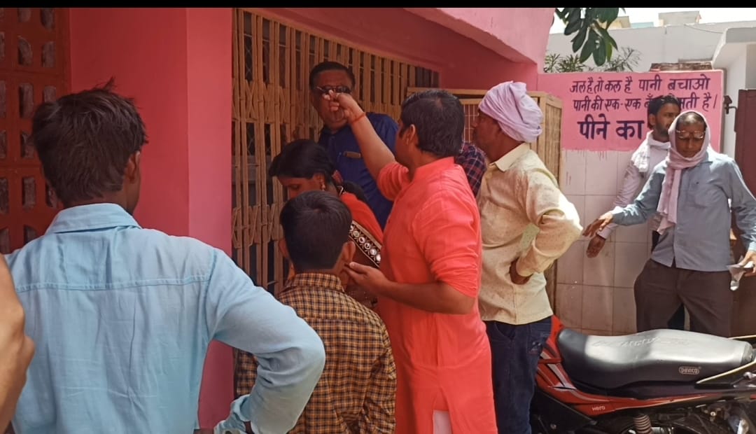  दवा देर से मिलने पर हंगामा करता युवक। संवाद