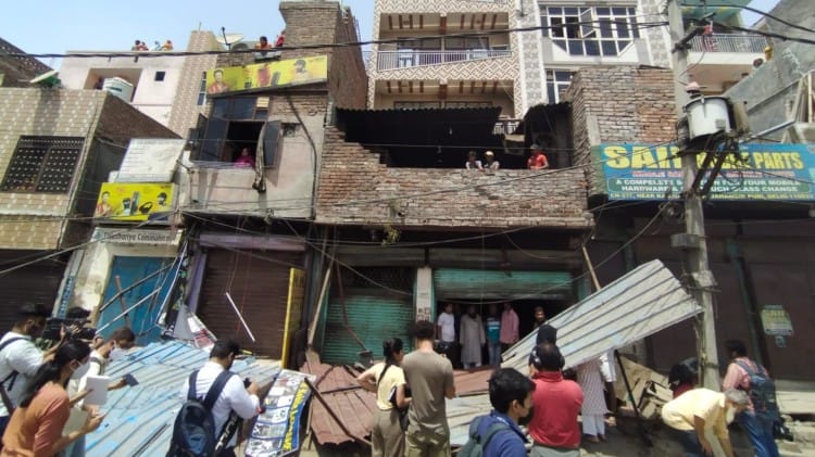 जहांगीरपुरी में चला बुलडोजर