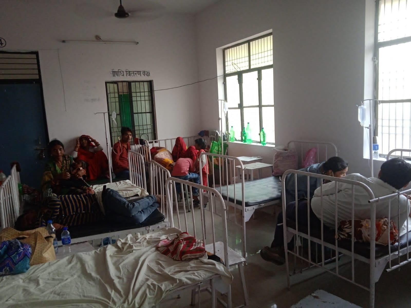 आयुष विंग के बरामदें में भर्ती उल्टी,दस्त व बुखार पीड़ित बच्चे आयुष विंग के बरामदें में भर्ती उल्टी,दस्त व बुखार पीड़ित बच्चे