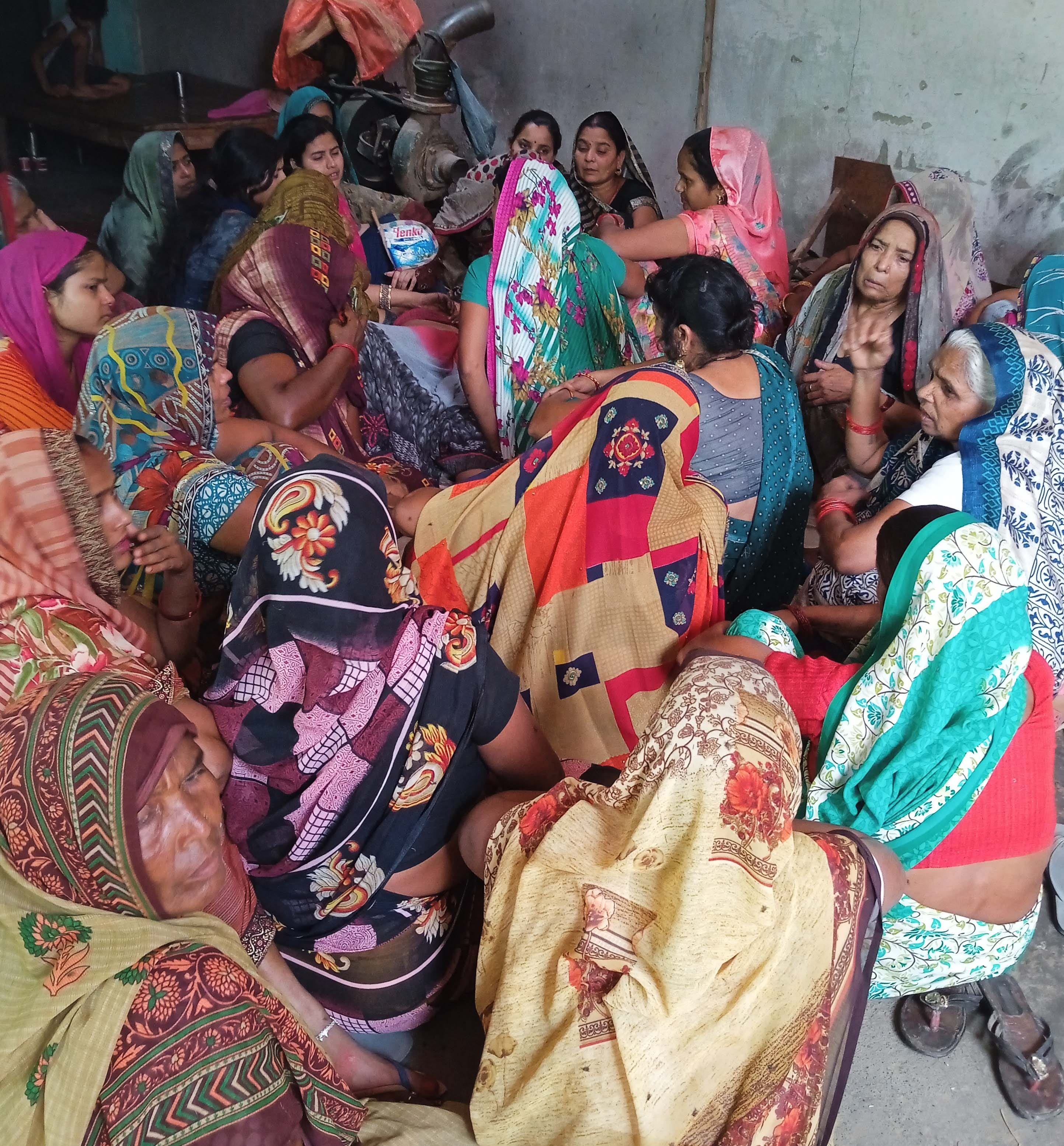 बीसलपुर के गांव मझगवां में गमगीन मुद्रा में बैठे मृतक के घर वाले। संवाद बीसलपुर के गांव मझगवां में गमगीन मुद्रा में बैठे मृतक के घर वाले। संवाद