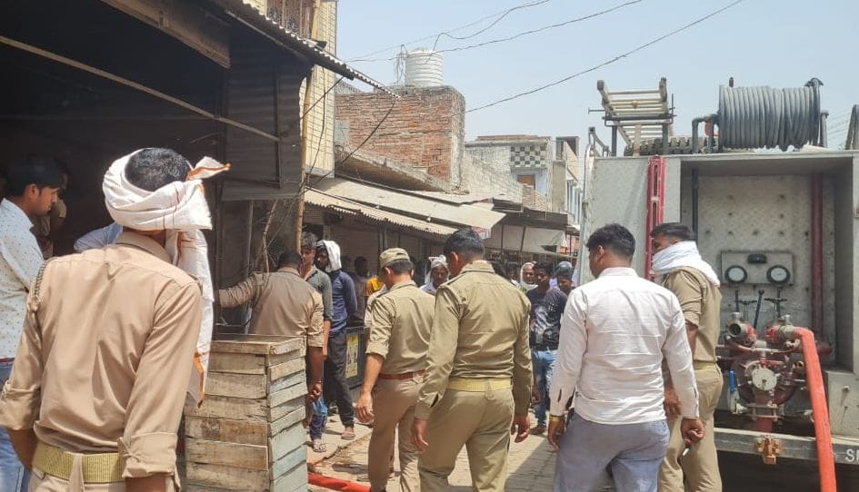 फोटो-09- घर के बाहर खड़ी फायर बिग्रेड की गाड़ी व पुलिसकर्मी फोटो-09- घर के बाहर खड़ी फायर बिग्रेड की गाड़ी व पुलिसकर्मी