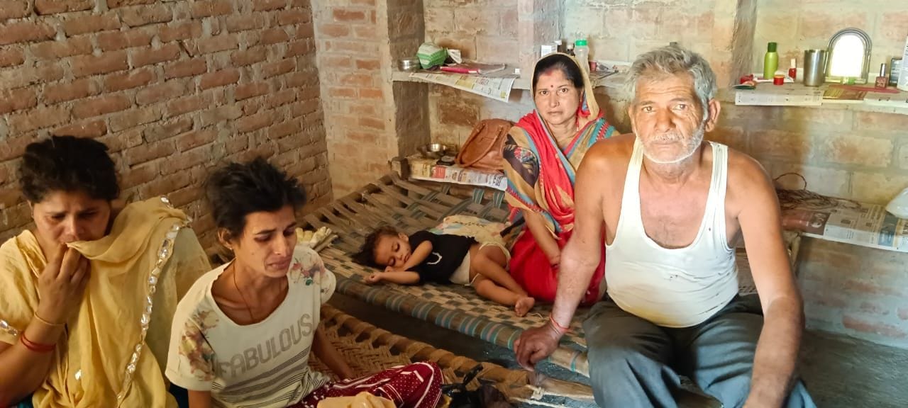 परिवार व बीमार बेटी के साथ बैठे राजकुमार। संवाद