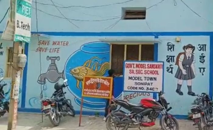   राजकीय वरिष्ठ माध्यमिक विद्यालय, मॉडल टाउन में बनाए गए परीक्षा केंद्र में खिड़की से पर्चियां डा