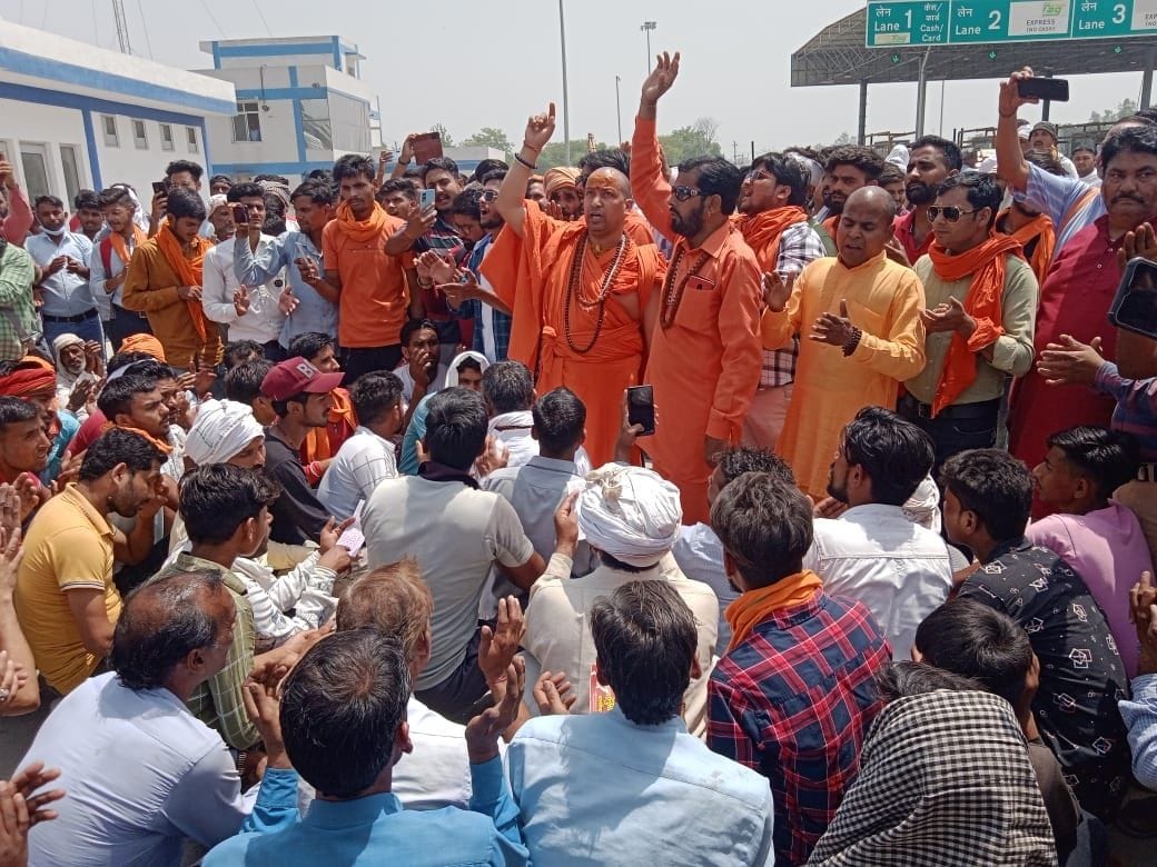रुड़की के भगवानपुर में टोल प्लाजा पर हनुमान चालीसा का पाठ करते स्वामी दिनेशानंद भारती और उनके सम?