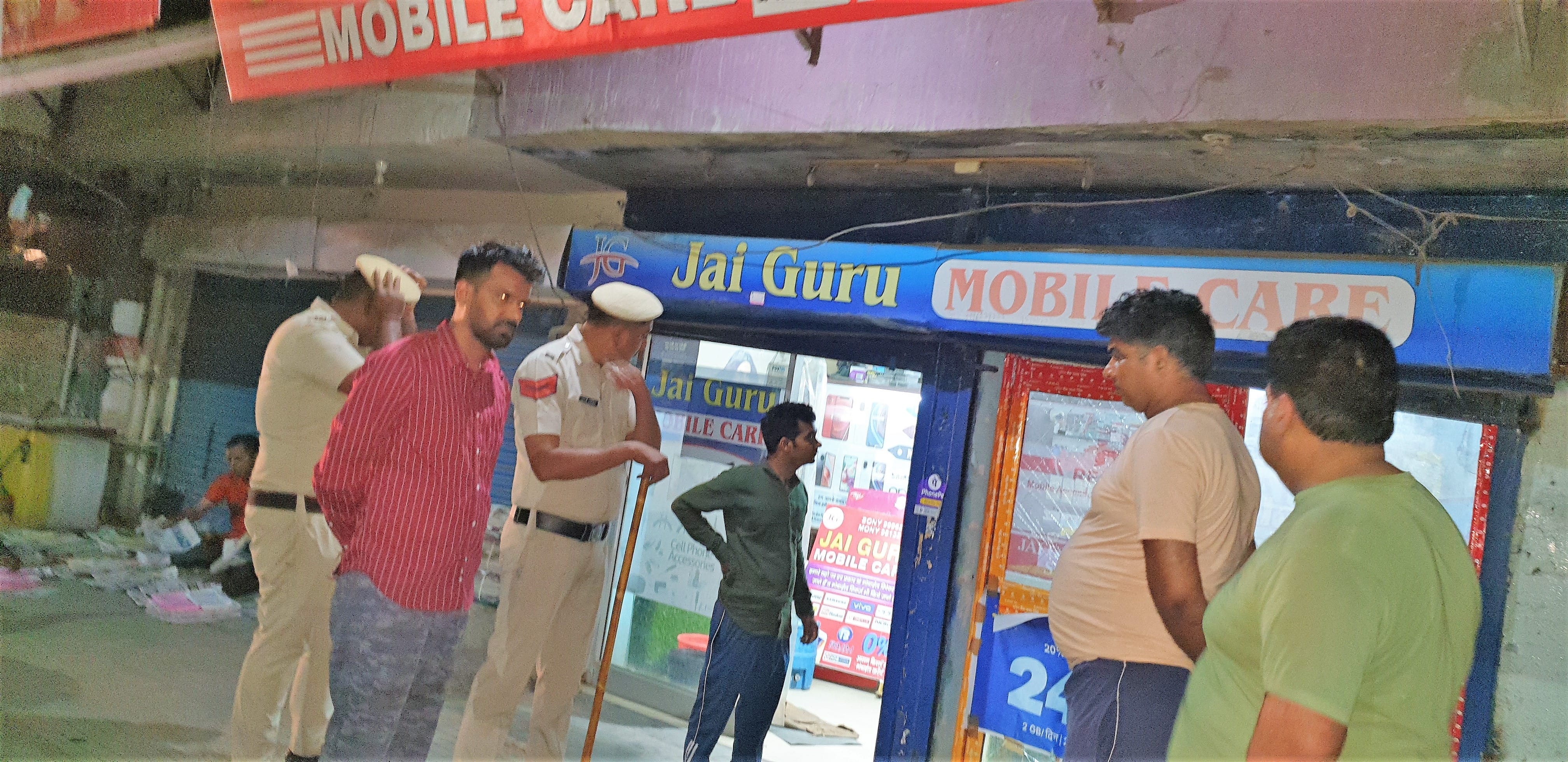 शाहाबाद में मोबाइल फोन की दुकान पर जांच करती पुलिस। संवाद शाहाबाद में मोबाइल फोन की दुकान पर जांच करती पुलिस। संवाद