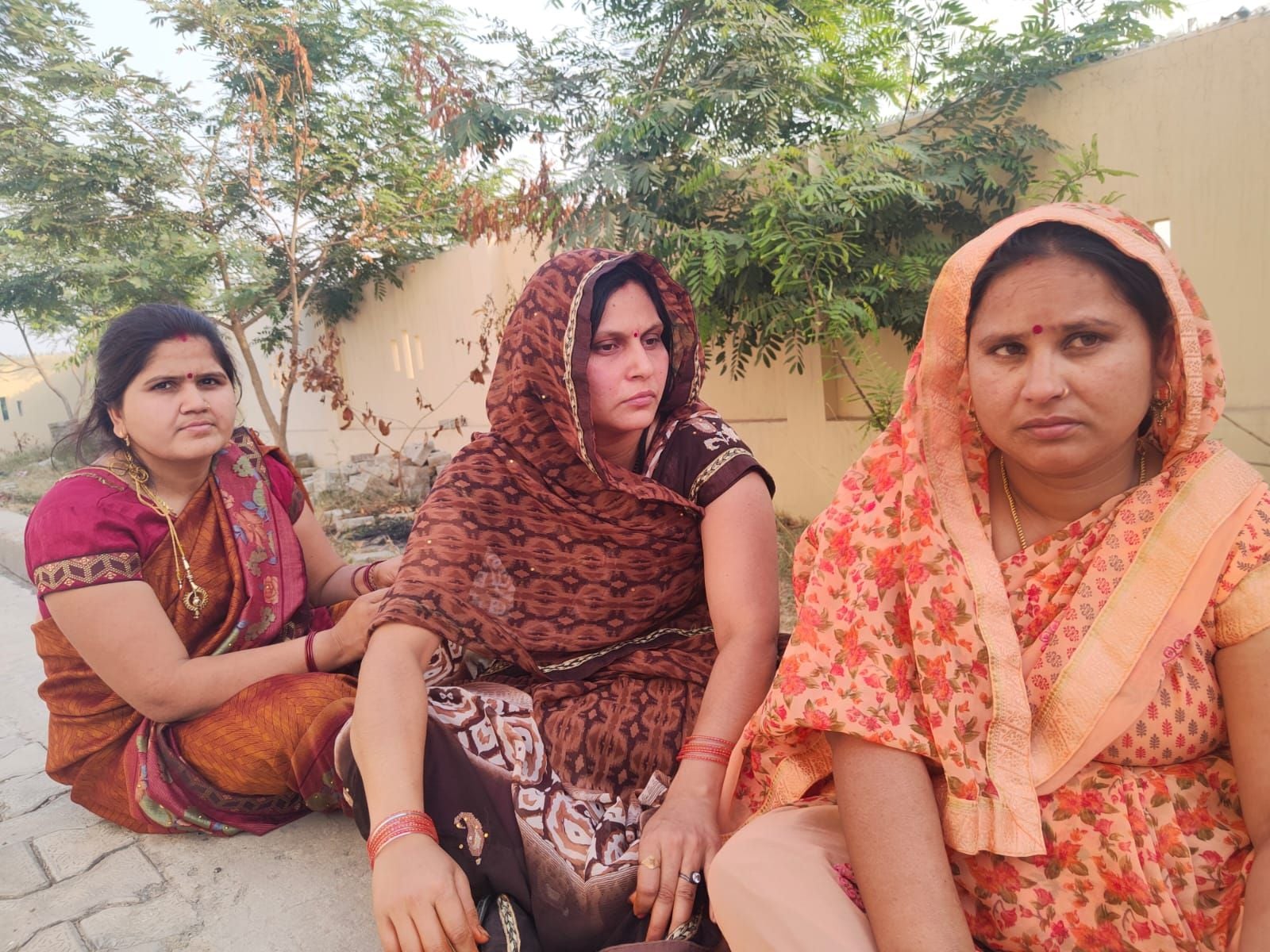 शाहजहांपुर के पोस्टमार्टम हाउस पर शोकाकुल बैठी मृतका पिंकी त्रिपाठी के परिवार की महिलाएं । संवा शाहजहांपुर के पोस्टमार्टम हाउस पर शोकाकुल बैठी मृतका पिंकी त्रिपाठी के परिवार की महिलाएं । संवा