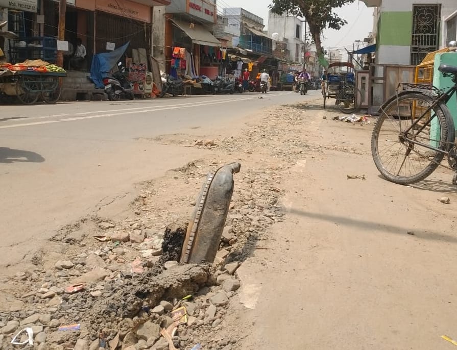 शाहजहांपुर में लाल इमली चौराहा के पास पाइप लाइन डालने को खोदी गई सड़क पर निकला लोहे का पाइप शाहजहांपुर में लाल इमली चौराहा के पास पाइप लाइन डालने को खोदी गई सड़क पर निकला लोहे का पाइप