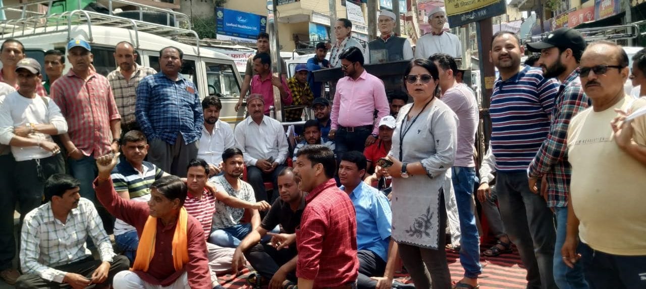 द्वाराहाट में प्रदर्शन करते व्यापारी।