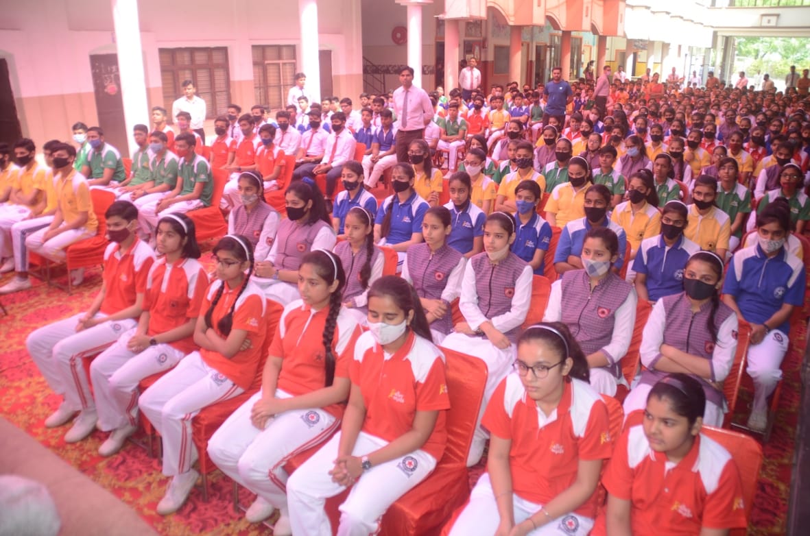 बागपत के सेंट एंजेल्स पब्लिक स्कूल में अमर उजाला फाउंडेशन की ओर से आयोजित पुलिस की पाठशाला में भा