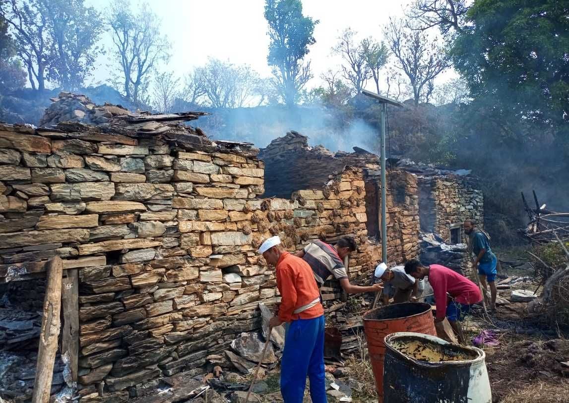 बागेश्वर के नामतीचेटाबगड़ में मकानों में लगी आग बुझाते ग्रामीण। विज्ञप्ति बागेश्वर के नामतीचेटाबगड़ में मकानों में लगी आग बुझाते ग्रामीण। विज्ञप्ति
