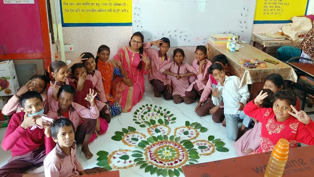 बिजनौर के प्राथमिक विद्यालय बेगराजपुर में रंगोली के साथ इंचार्ज अध्यापिका प्रियंका रानी व छात्?