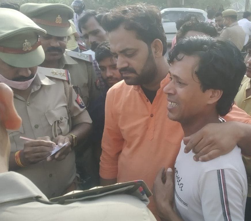बेल्हा देवी सई पुल के नीचे युवक का शव मिलने के बाद परिजन से पूछताछ करती पुलिस। संवाद बेल्हा देवी सई पुल के नीचे युवक का शव मिलने के बाद परिजन से पूछताछ करती पुलिस। संवाद
