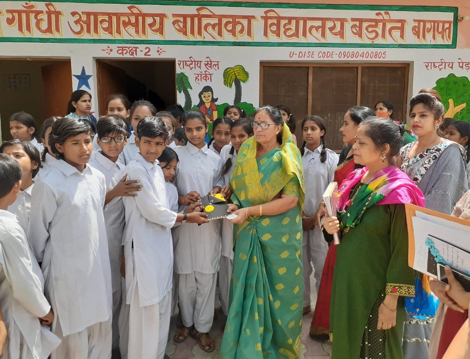 छात्राओं का उत्साहवर्धन करती राज्य महिला आयोग की सदस्या