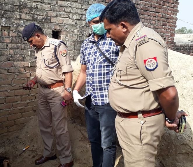 फोटो-32- घटना स्थल पर जांच करते सीओ व कोतवाल फोटो-32- घटना स्थल पर जांच करते सीओ व कोतवाल
