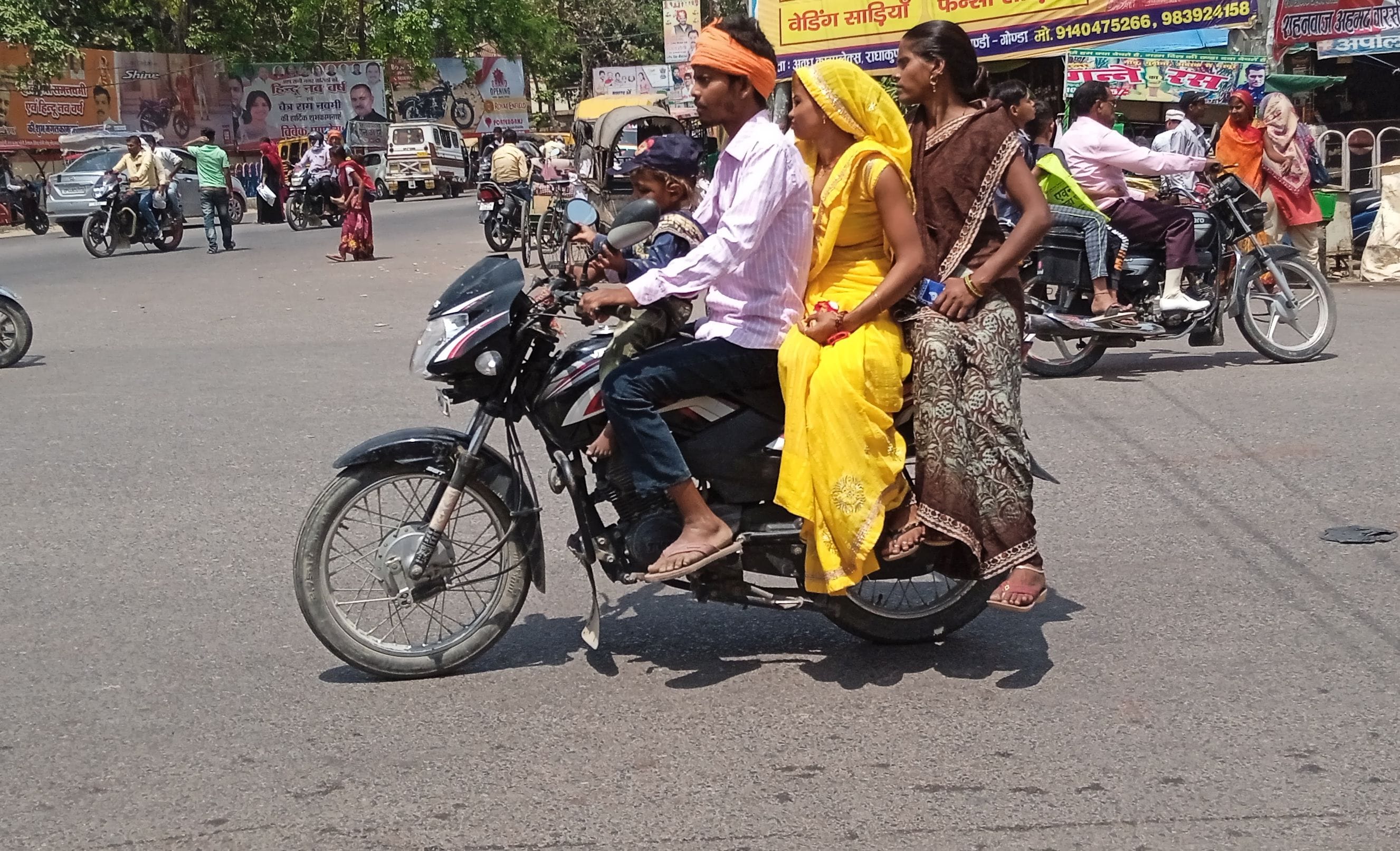 फोटो-8-गोंडा के महिला अस्पताल चौराहे पर बाइक से जाते चार लोग। -संवाद फोटो-8-गोंडा के महिला अस्पताल चौराहे पर बाइक से जाते चार लोग। -संवाद