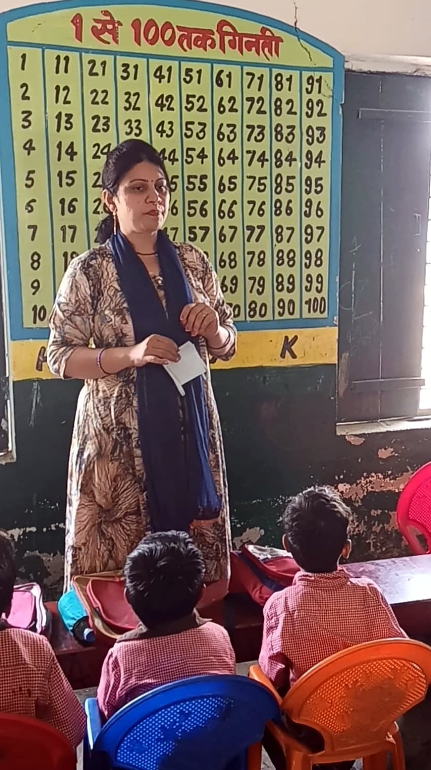 किरतपुर ब्लॉक के प्राथमिक विद्यालय सिसौना जट्ट में छात्र-छात्राओं को पढ़ाती सहायक अध्यापिका अल?