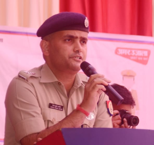 कार्यक्रम को संबोधित करते एसपी नीरज कुमार जादौन