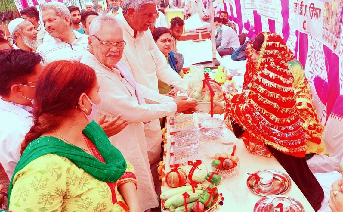 कांधला सीएचसी में आयोजित स्वास्थ्य मेले में गर्भवती महिला को पोषण किट प्रदान करते एमएलसी विरेंद कांधला सीएचसी में आयोजित स्वास्थ्य मेले में गर्भवती महिला को पोषण किट प्रदान करते एमएलसी विरेंद