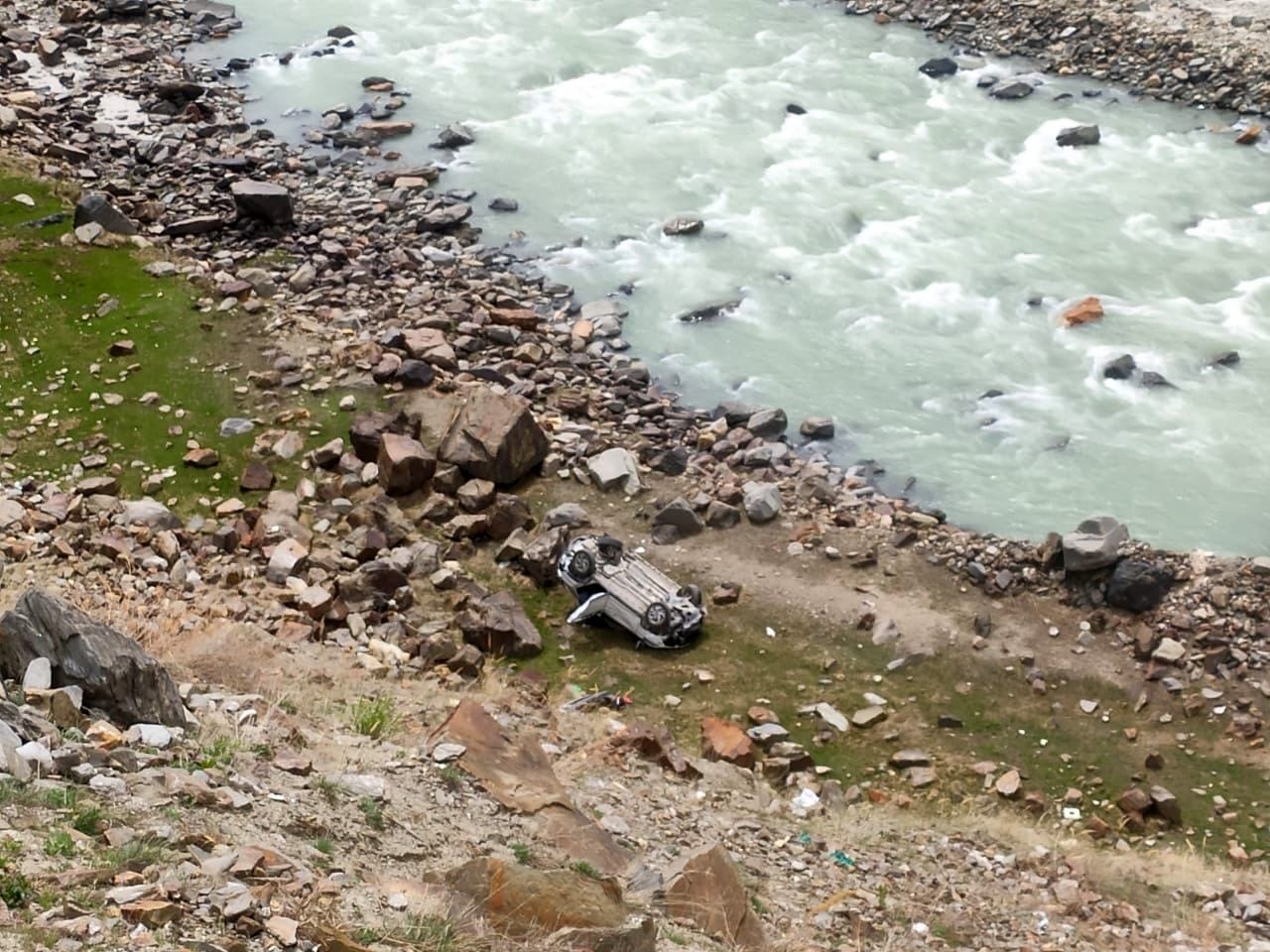 लाहौल के सिस्सू के समीप हुए हादसे में क्षतिग्रस्त वाहन। इस हादसे में एक विदेशी पर्यटक की मौत हो ग? लाहौल के सिस्सू के समीप हुए हादसे में क्षतिग्रस्त वाहन। इस हादसे में एक विदेशी पर्यटक की मौत हो ग?