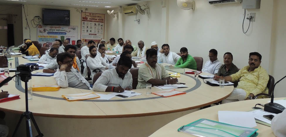 नगर पालिका सभागार में बोर्ड की बैठक में मौजूद सभासद।संवाद नगर पालिका सभागार में बोर्ड की बैठक में मौजूद सभासद।संवाद