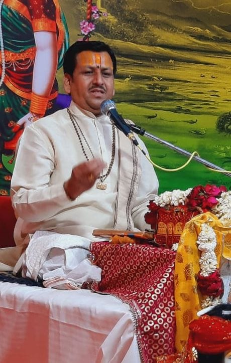 पानीपत। कथा सुनाते हुए पंडित राधे-राधे महाराज।