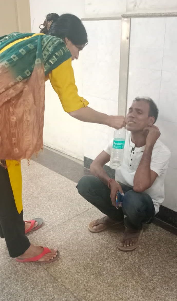 पानीपत। विलाप करते हुए पिता रामेश्र्वर को पानी पिलाते हुए परिजन। पानीपत। विलाप करते हुए पिता रामेश्र्वर को पानी पिलाते हुए परिजन।