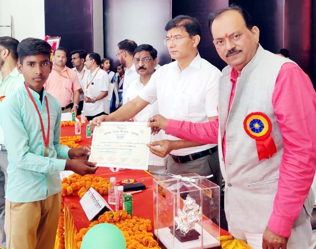 पुवायां में सरकारी स्कूल के बच्चे को सम्मानित करते सीडीओ श्याम बहादुर सिंह और एमएलसी डॉ. सुधीर गु