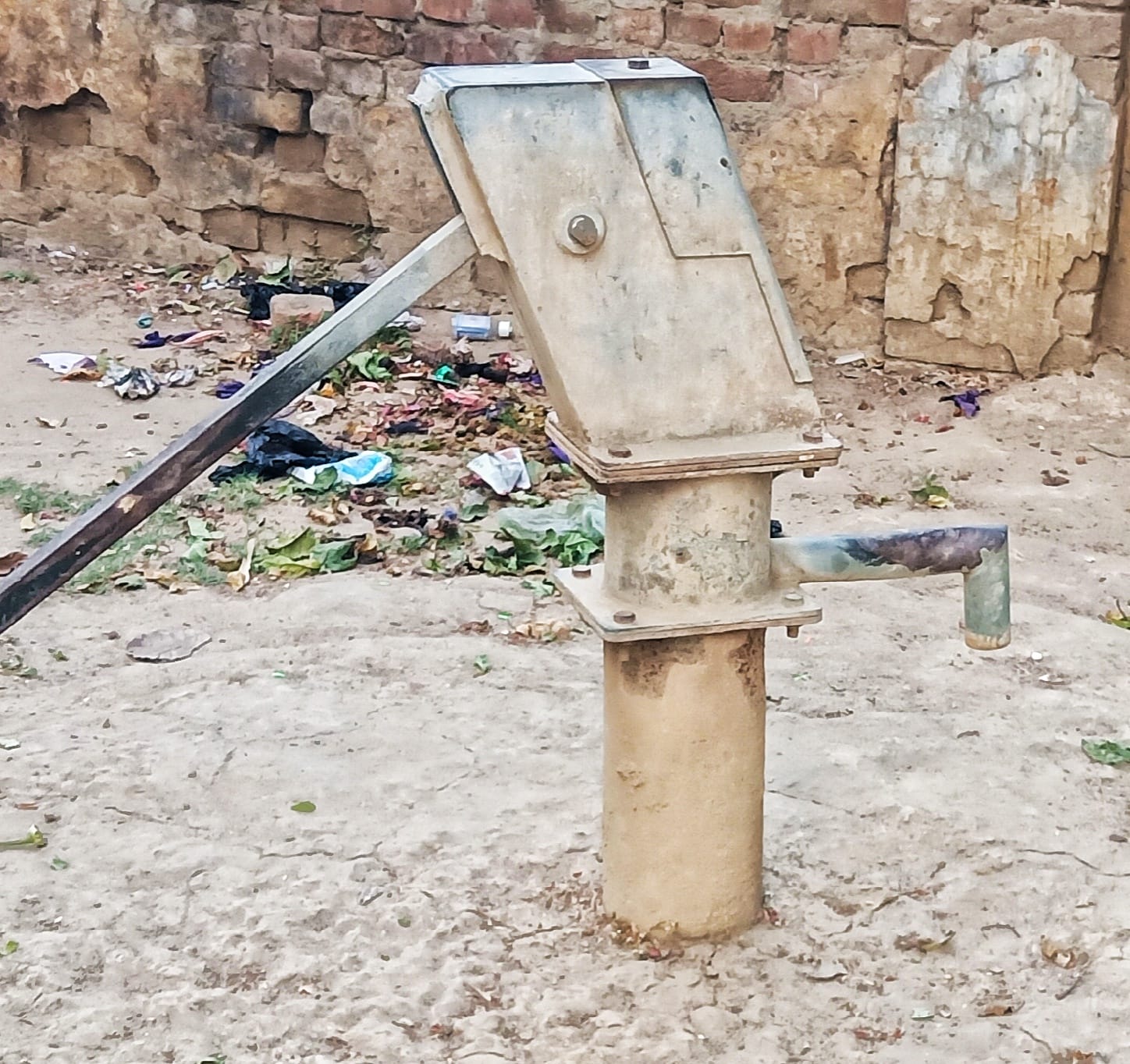 सीन तीन : पुवायां थाने में पुलिसकर्मियों के आवासों के पास कई माह से खराब पड़ा हैंडपंप सीन तीन : पुवायां थाने में पुलिसकर्मियों के आवासों के पास कई माह से खराब पड़ा हैंडपंप