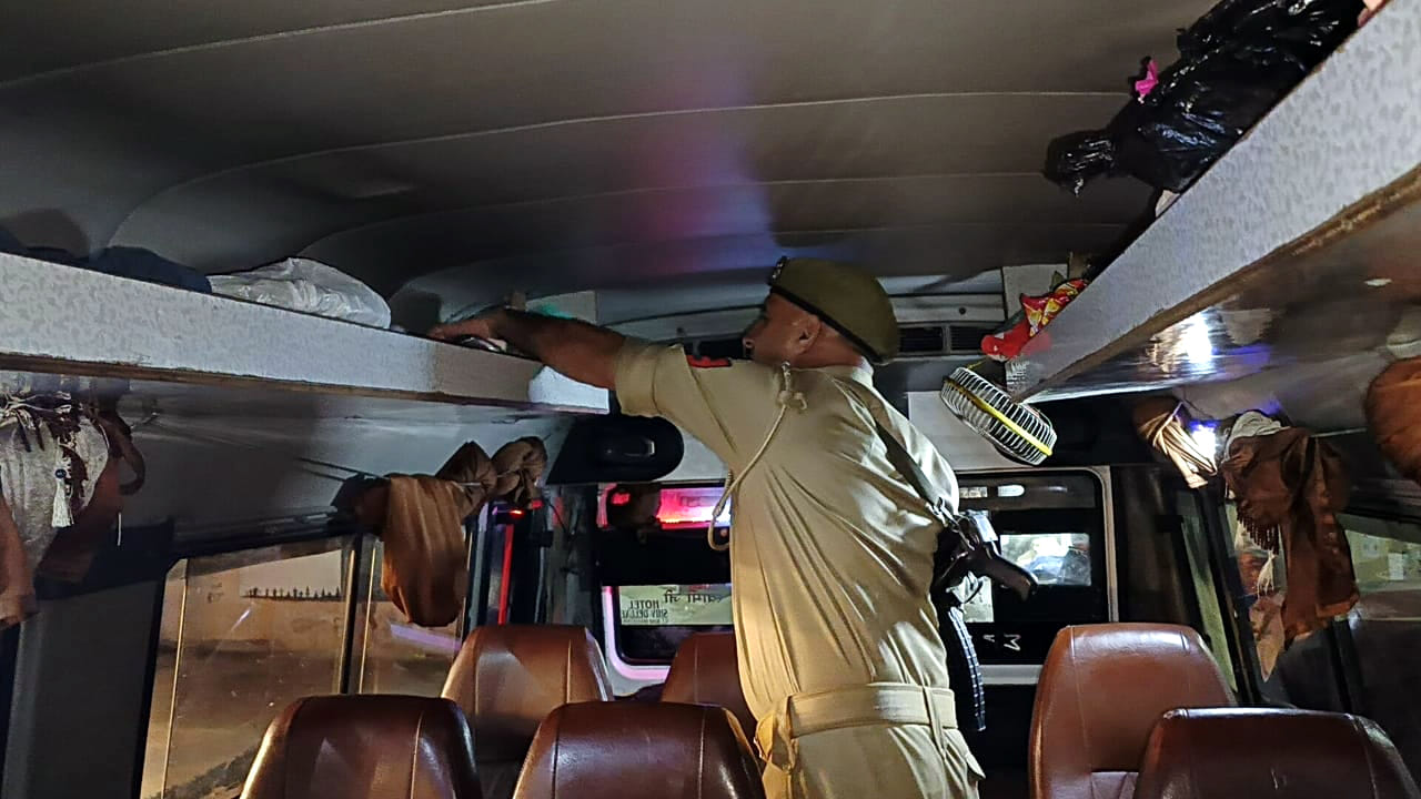 2 नंवर ओचक नाका लगा कर जांच करते पुलिस कर्मी 3 नंवर चैक पोस्ट पर सामान की जांच करते पुलिस कर्मी 2 नंवर ओचक नाका लगा कर जांच करते पुलिस कर्मी 3 नंवर चैक पोस्ट पर सामान की जांच करते पुलिस कर्मी