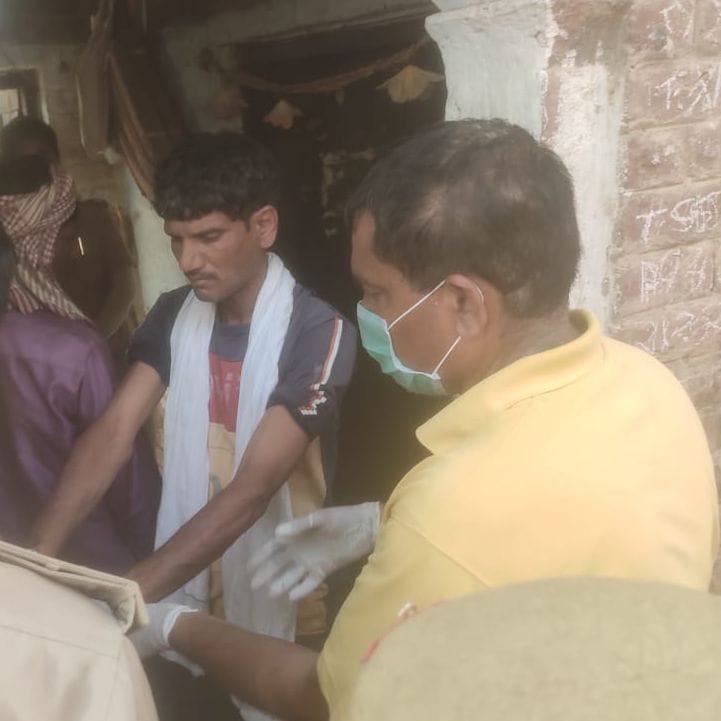 आशंका पर पति के हाथों की जांच करती फारेंसिक टीम