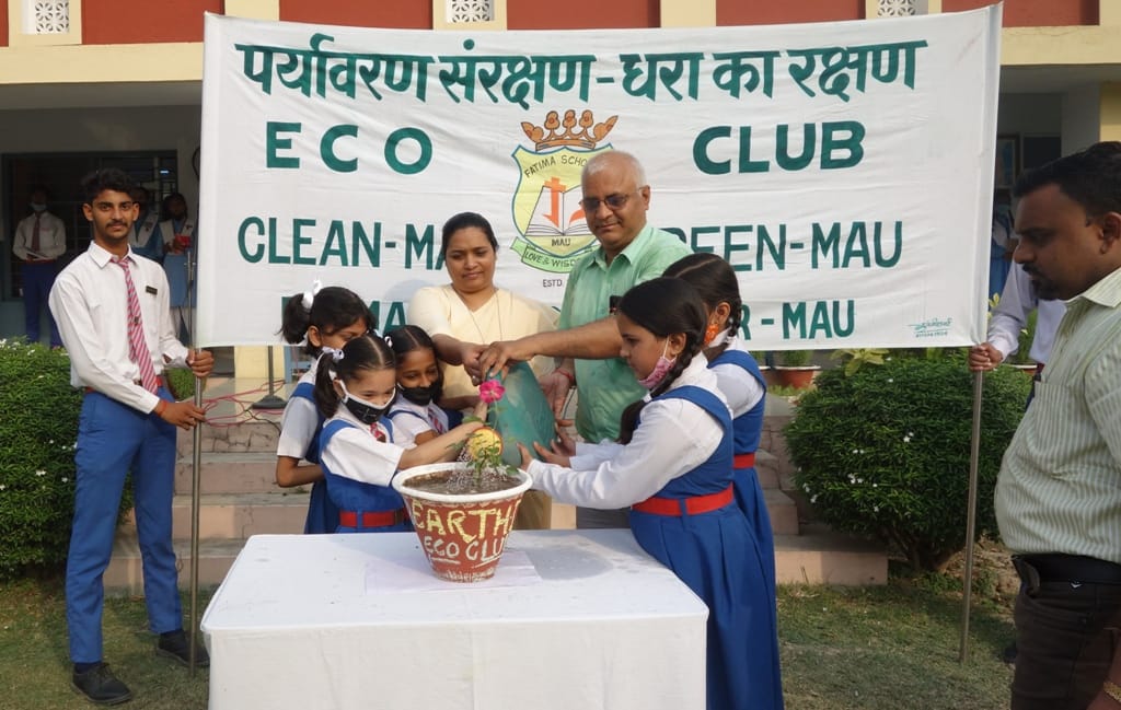 अंतर्राष्ट्रीय पृथ्वी दिवस पर नगर के ताजोपुर स्थित फातिमा स्कूल में पौधरोपण कर पौधे में पानी डा?