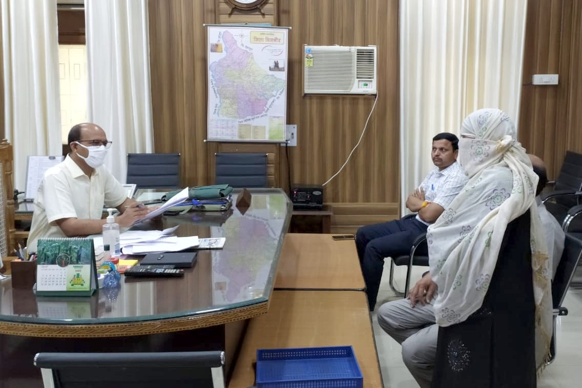 बिजनौर कलक्ट्रेट में 9:40 बजे लोगों की फरियाद सुनते जिलाधिकारी उमेश मिश्रा।
