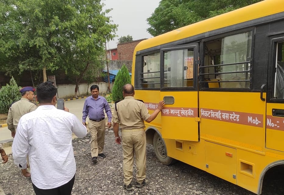 बिजनौर में स्कूली वैन का निरीक्षण और जांच करने के लिए पहुंचे एआरटीओ शिवशंकर सिंह।