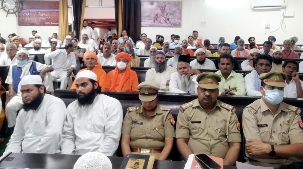 बिजनौर में विकास भवन में शांति समिति की बैठक में उपस्थित शहर के गणमान्य नागरिक। बिजनौर में विकास भवन में शांति समिति की बैठक में उपस्थित शहर के गणमान्य नागरिक।