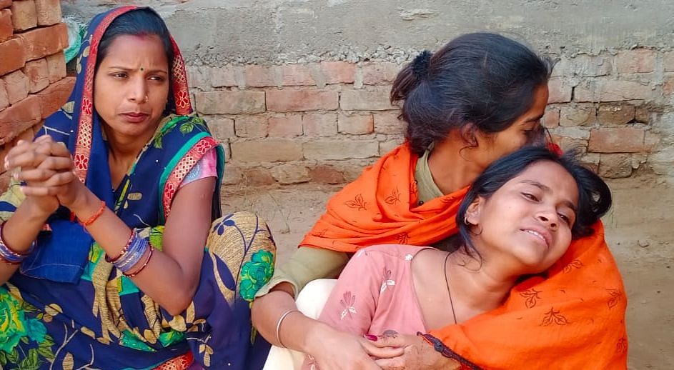 चाचा की मौत बिलखती भतीजी मोनिका व अन्य परिजन। संवाद चाचा की मौत बिलखती भतीजी मोनिका व अन्य परिजन। संवाद