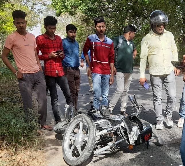 फोटो-14- घटनास्थल पर मृतक की पड़ी मोटरसाइकिल देखते लोग फोटो-14- घटनास्थल पर मृतक की पड़ी मोटरसाइकिल देखते लोग