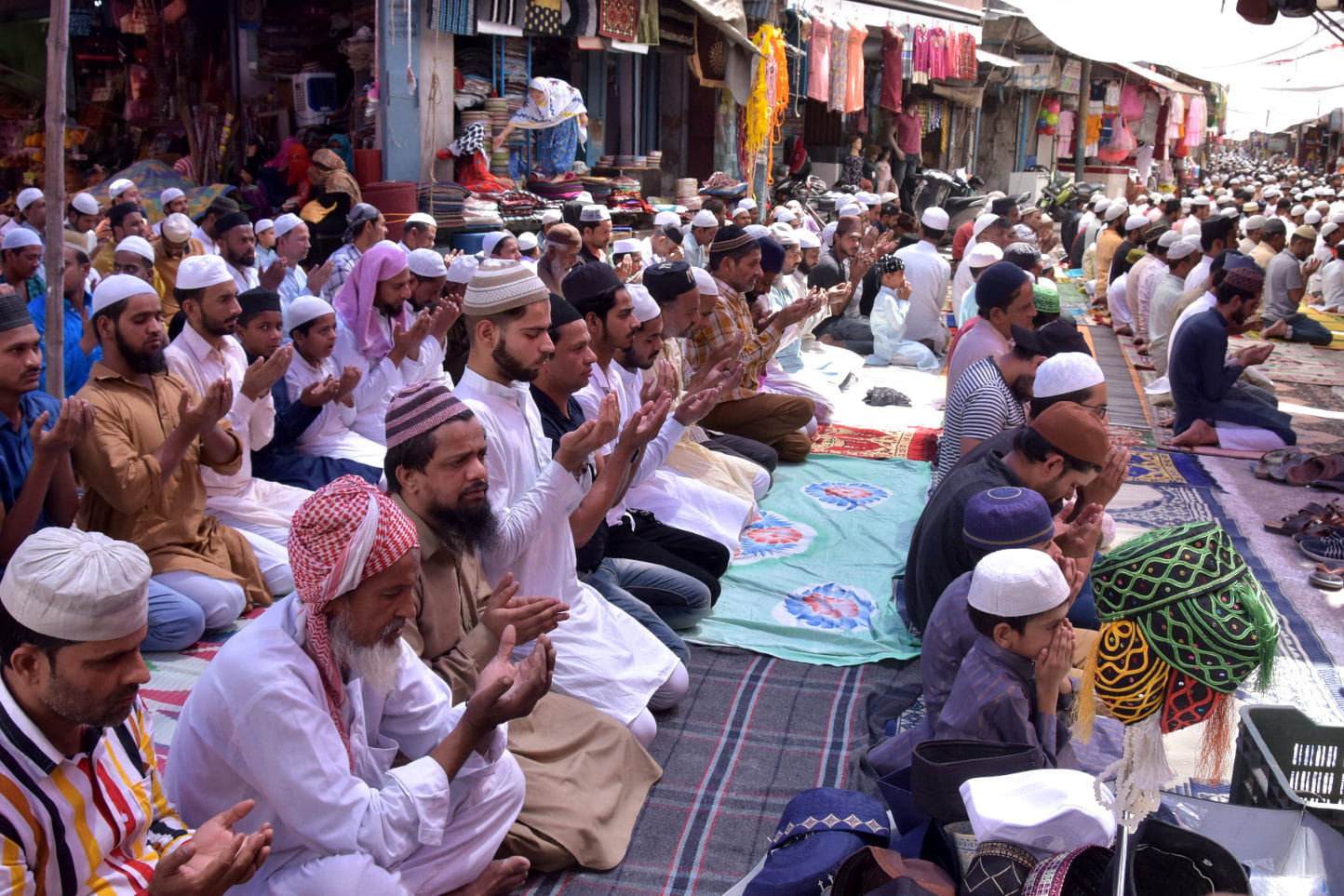 जामा मस्जिद के फुव्वारा चौक से लेकर शहीदगंज तक जुमे की नमाज अदा करते रोजेदार