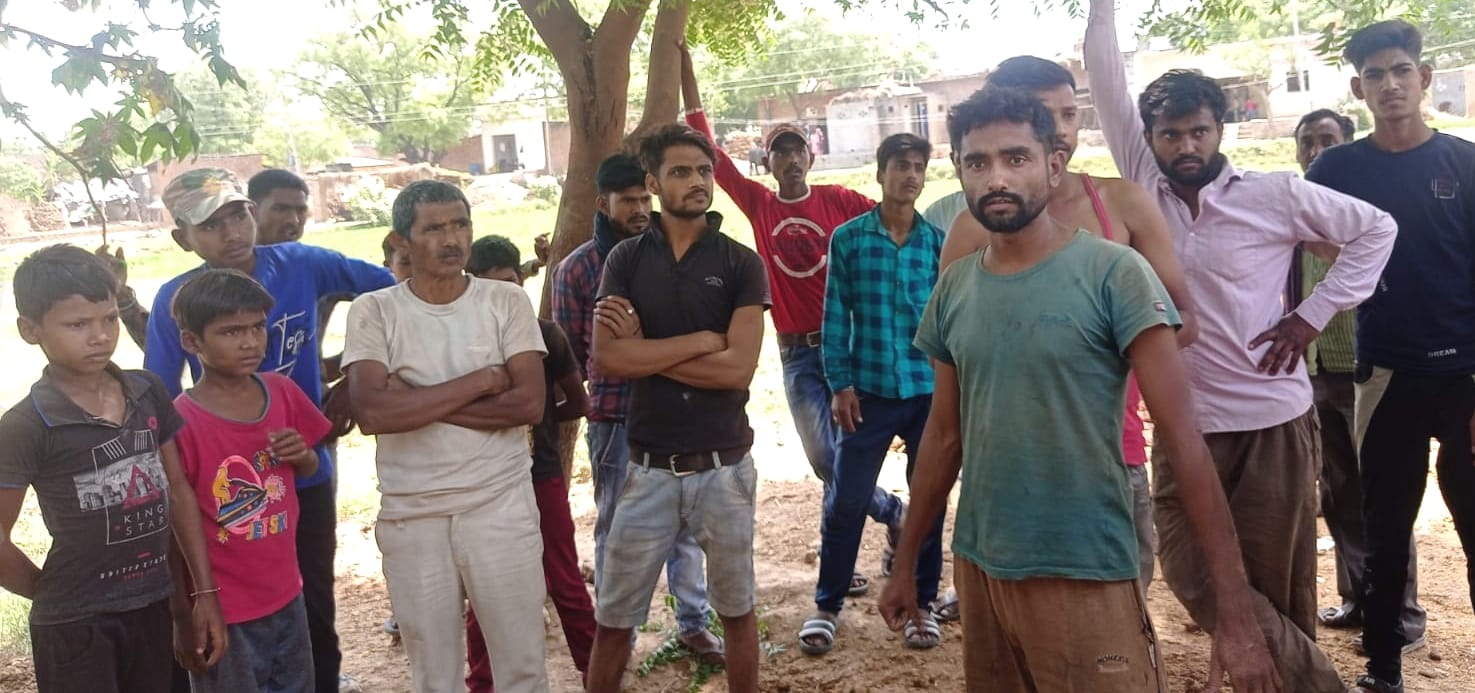 मौके पर लगी ग्रामीणों की भीड़। संवाद मौके पर लगी ग्रामीणों की भीड़। संवाद