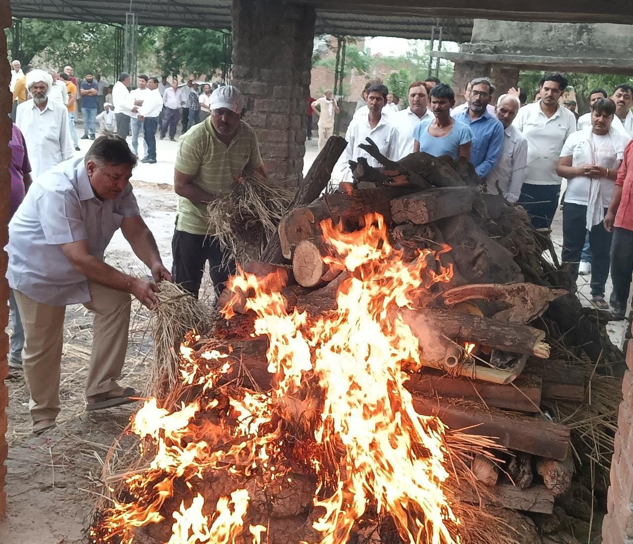 पानीपत। पानीपत के गांव उग्राखेड़ी में मृतक दरियाव सिंह मलिक को उनके बेटा नरेंद्र मलिक मुखग्नि द?