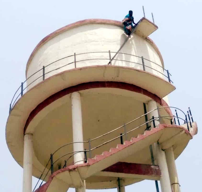पुवायां में पानी की टंकी पर चढ़ी महिला पुवायां में पानी की टंकी पर चढ़ी महिला