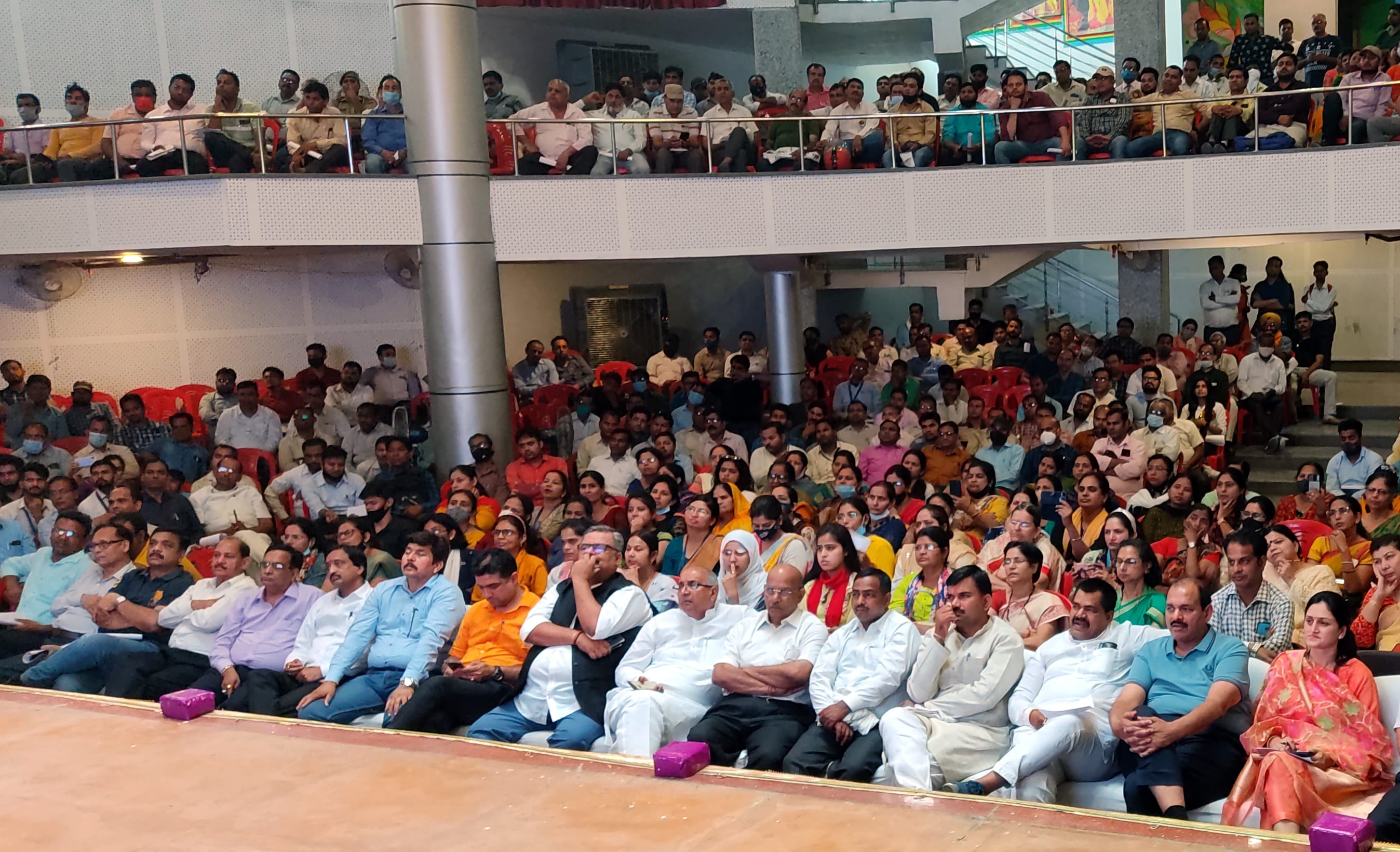 शारदेन स्कूल में आयोजित कार्यक्रम में मौजूद विभिन्न स्कूलों के प्रधानाचार्य व शिक्षक।।